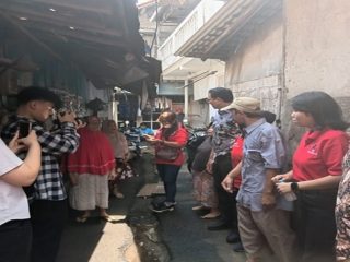 Ahok Tinjau Renovasi Rumah Warga Cipete Utara