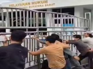 Pagar Kejati Sumbar Roboh, Massa Desak Penuntasan Dugaan Korupsi